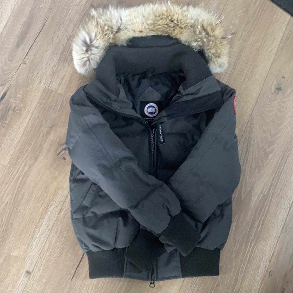 🔥Sold Out !Grey Canada Goose Chilliwack Down Jacket XS- Barely Used, Like New🔥
